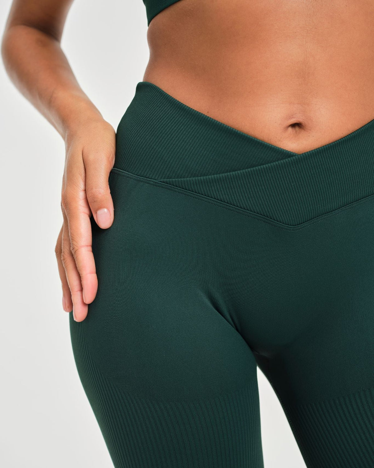 Elevate™ Sculpting Mid V-Waist Flare Leggings | Pine Green
