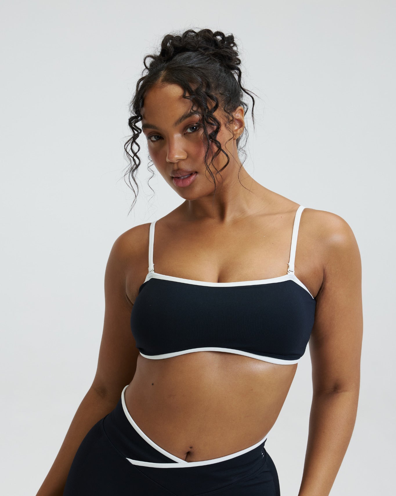 Elevate™ Outline Bandeau Bra | Night Black