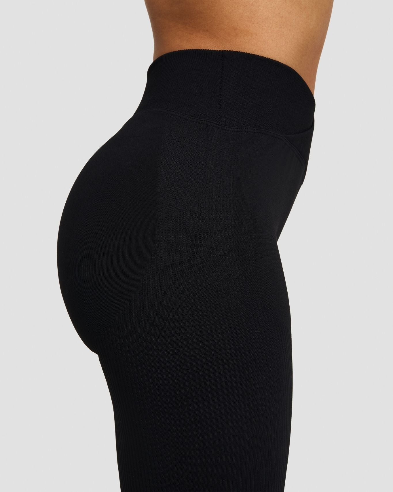 THRIVIN フレアタイツ ブラック Sculpting Mid V-Waist Scrunch Flared Leggings - Night Black | Thrivin