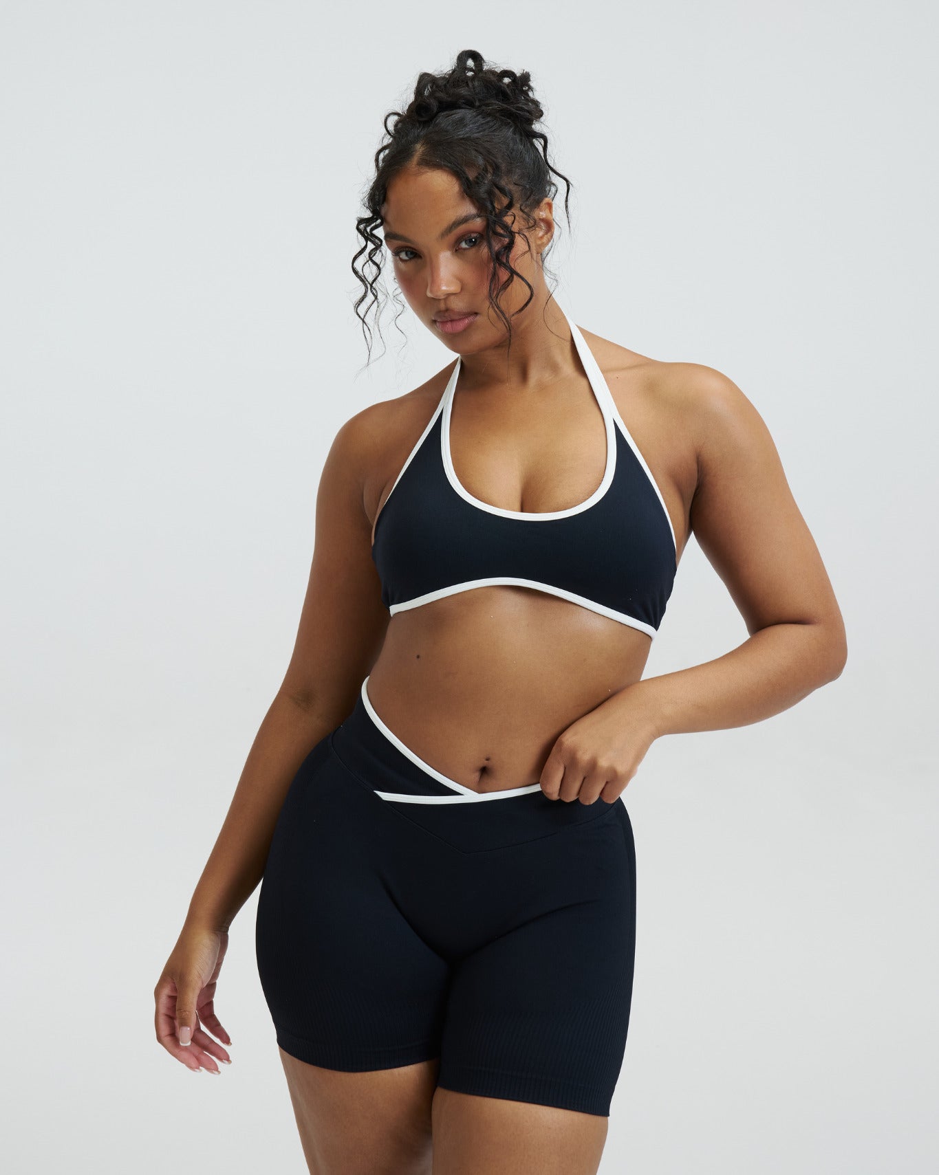 Elevate™ Outline Halterneck Bra | Night Black