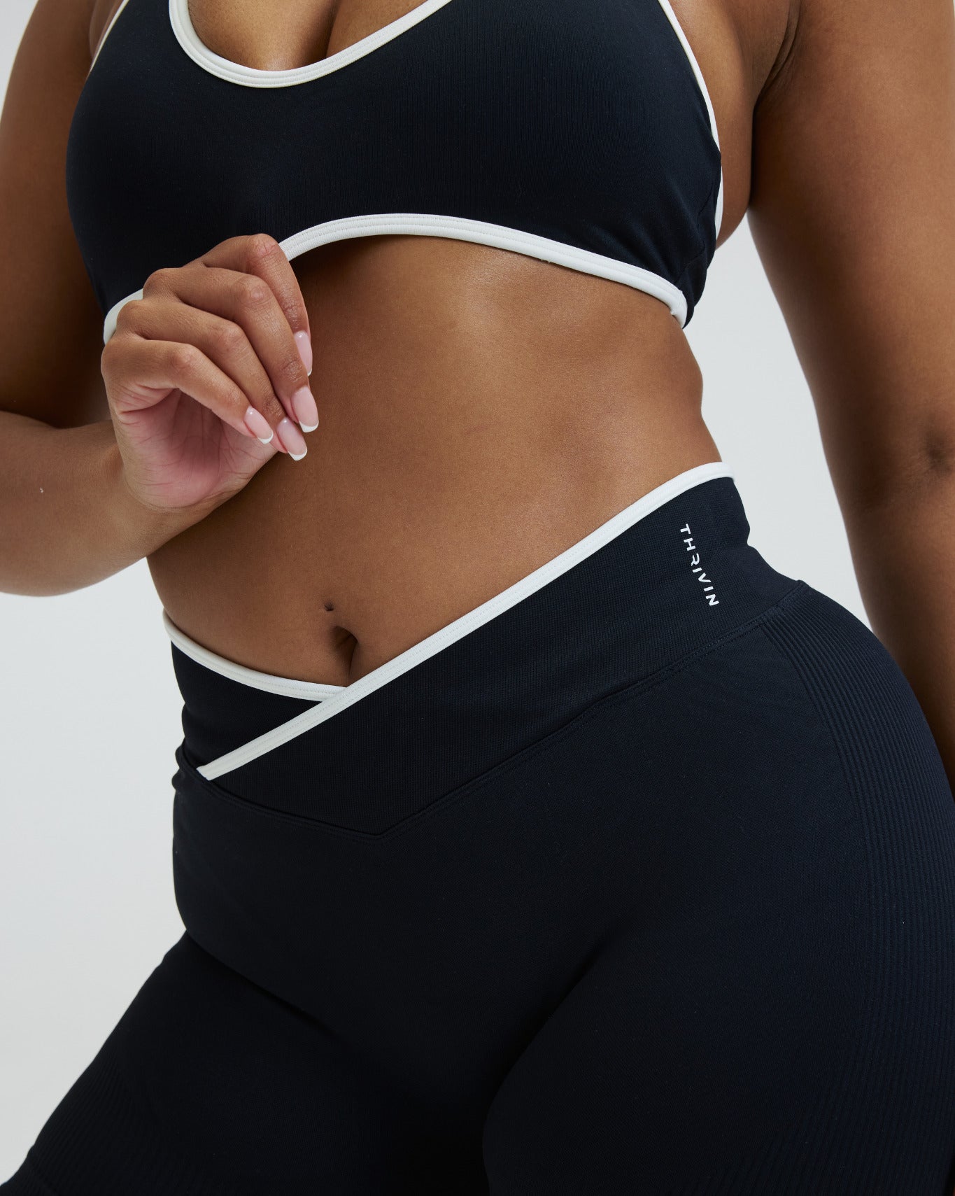 Elevate™ Outline Short Scrunch Shorts | Night Black