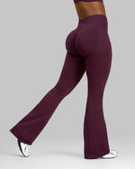 Elevate™ Sculpting Mid V-Waist Flare Leggings | Winter Plum