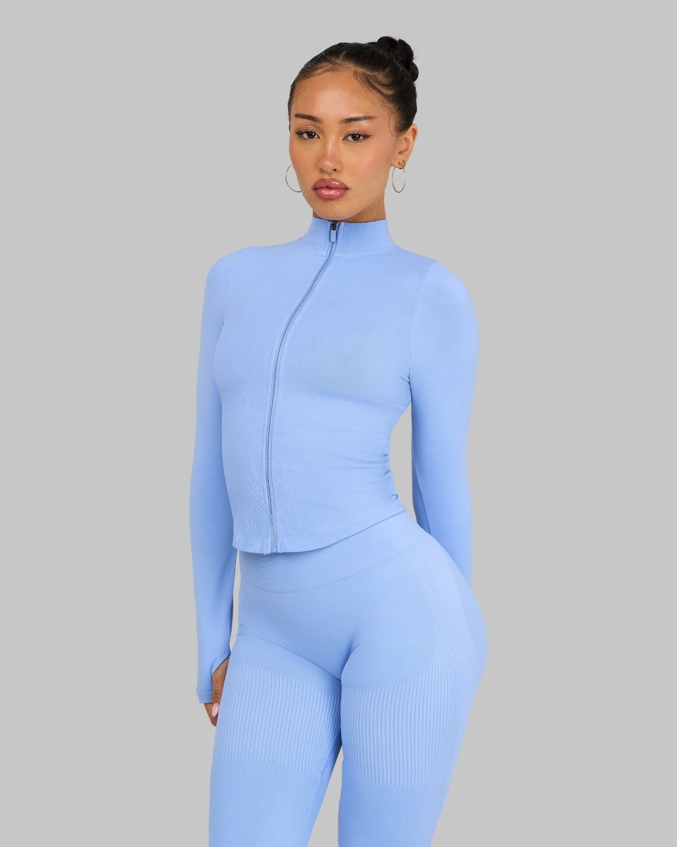 Lottie is 160 cm and wears a size XS.