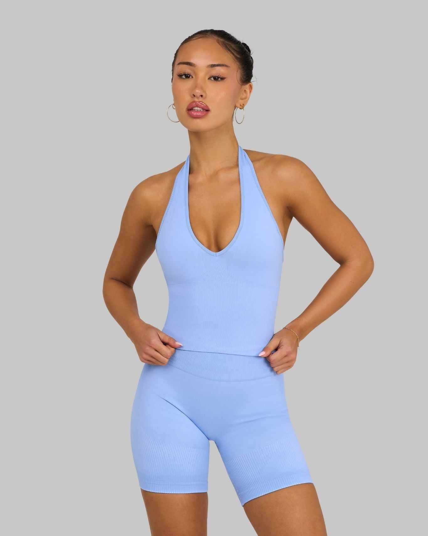 Lottie is 160 cm and wears a size XS.